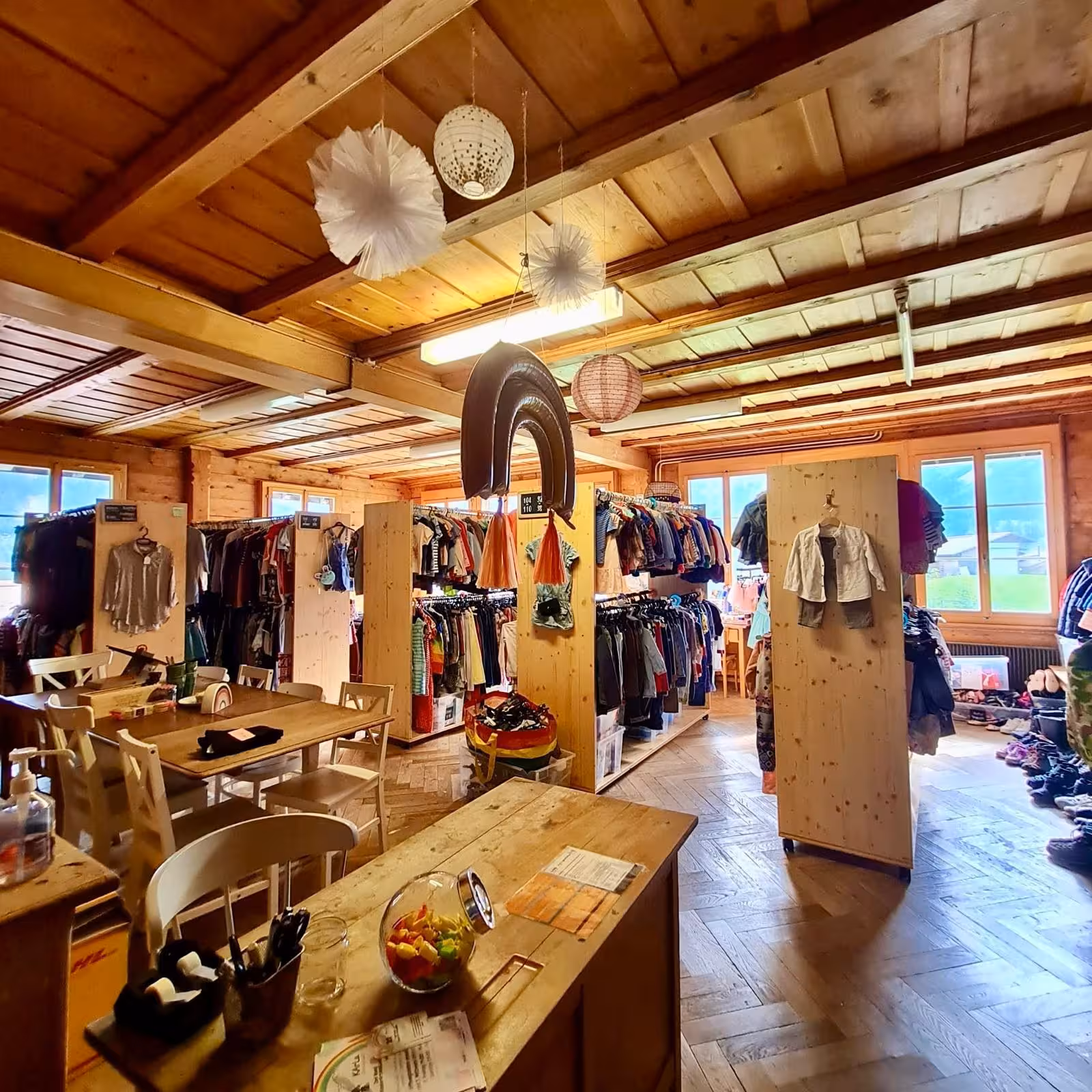 KArLa Grindelwald – Einblick in den Laden: Kleiderstangen mit Kinderkleidung